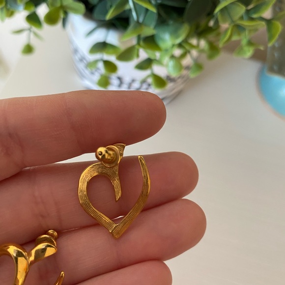Vintage Monet Signed Open Heart Gold Tone Earrings 1” length rare - Picture 4 of 6
